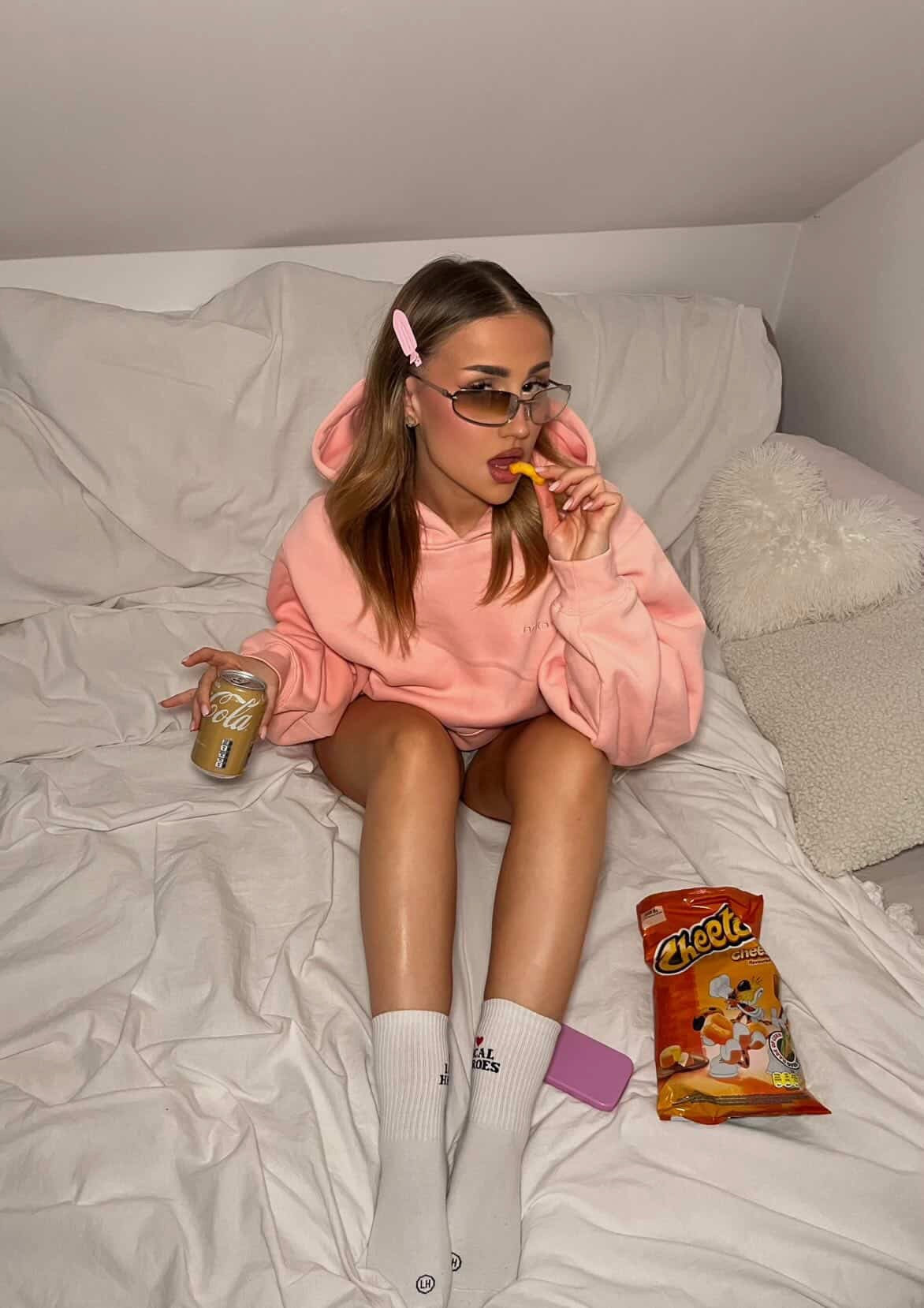 Miękka różowa bluza Atrophy Soft Peachy Pink z delikatnego materiału, luźny krój, idealna na co dzień.
