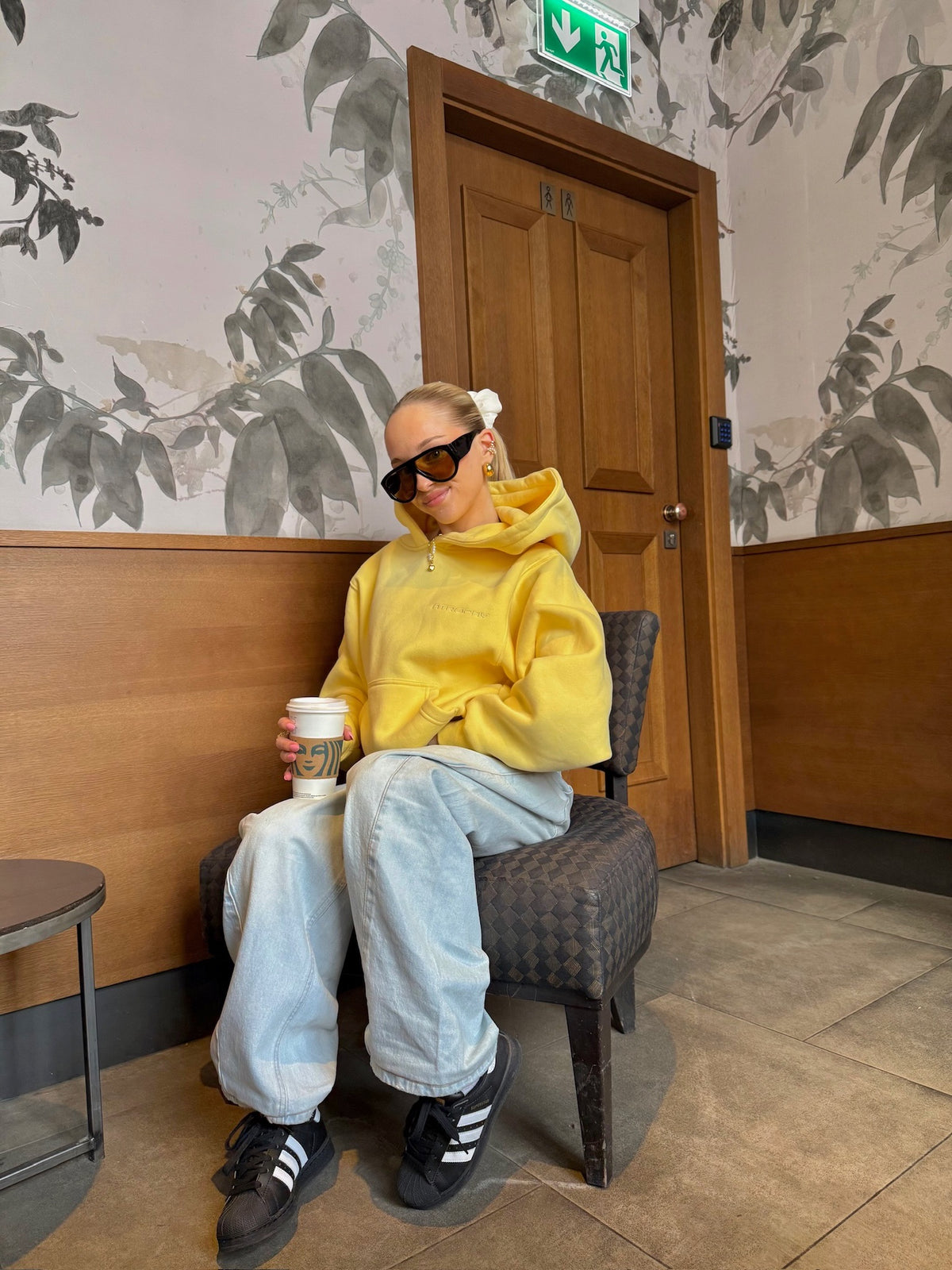 Basic Hoodie - Butter Yellow – zdjęcie w stylizacji 2