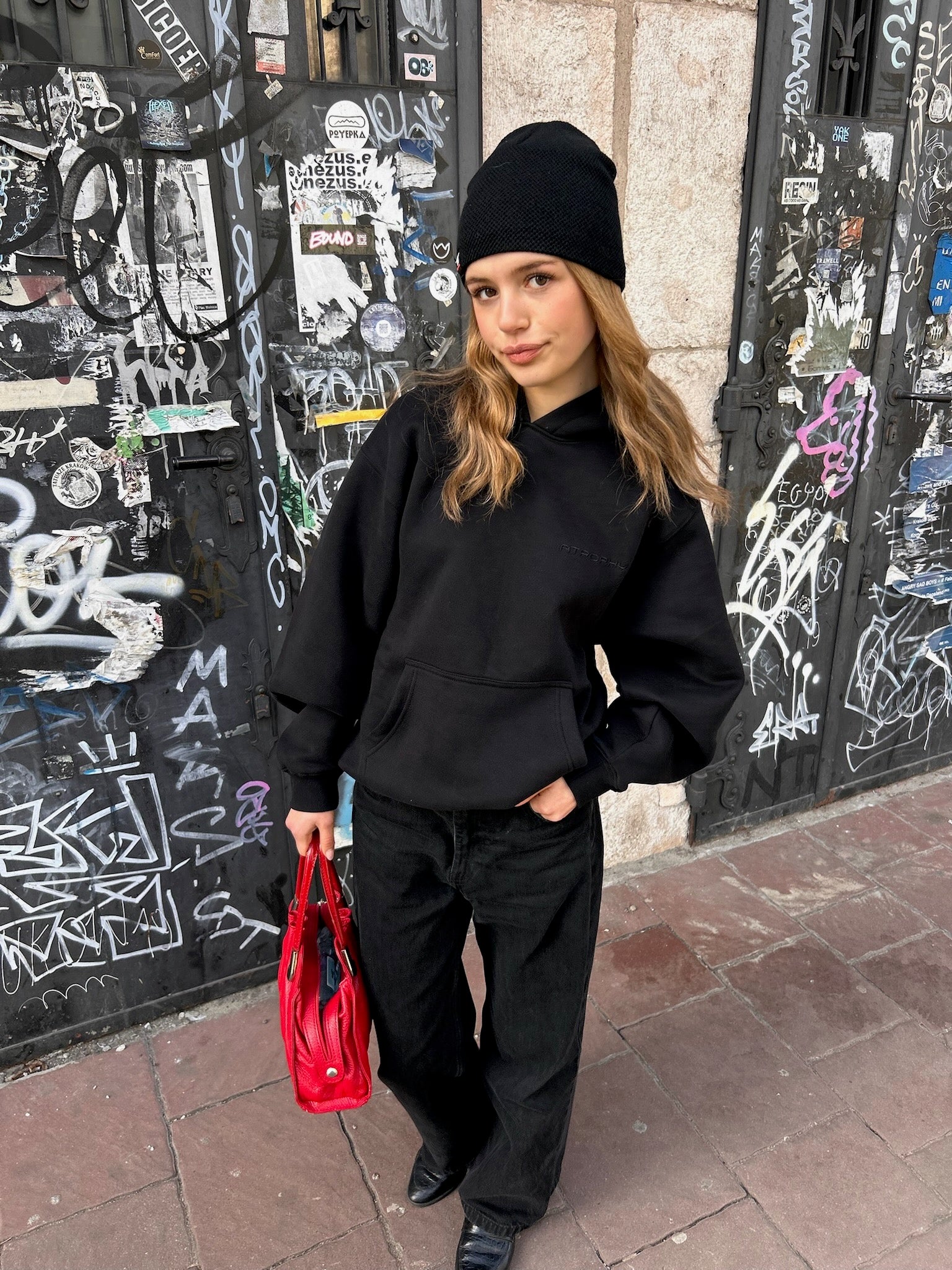 Miękka czarna bluza Atrophy Soft Black na zdjęciu, wygodny materiał i luźny krój, idealna na co dzień.