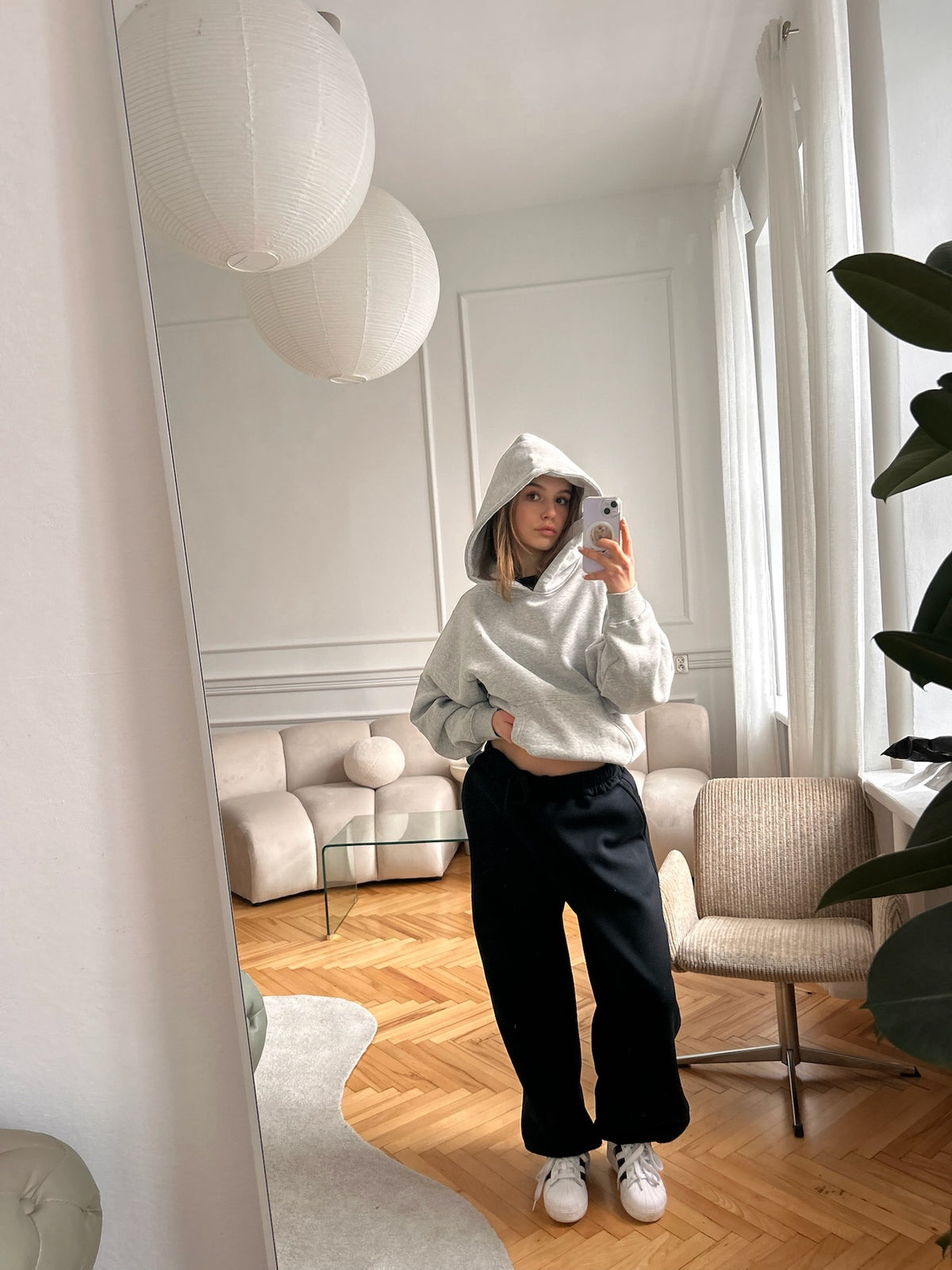 Basic Hoodie - Grey Melange – zdjęcie w stylizacji 3