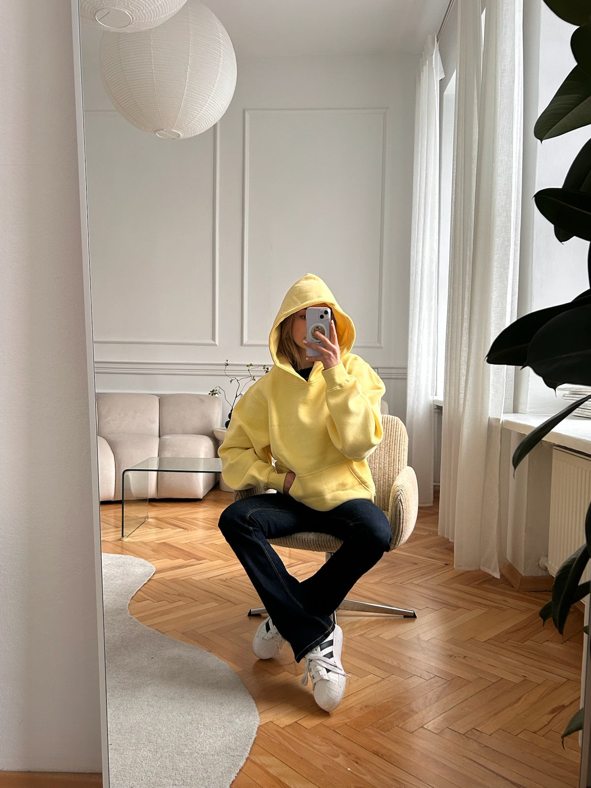 Basic Hoodie - Butter Yellow – zdjęcie w stylizacji 3