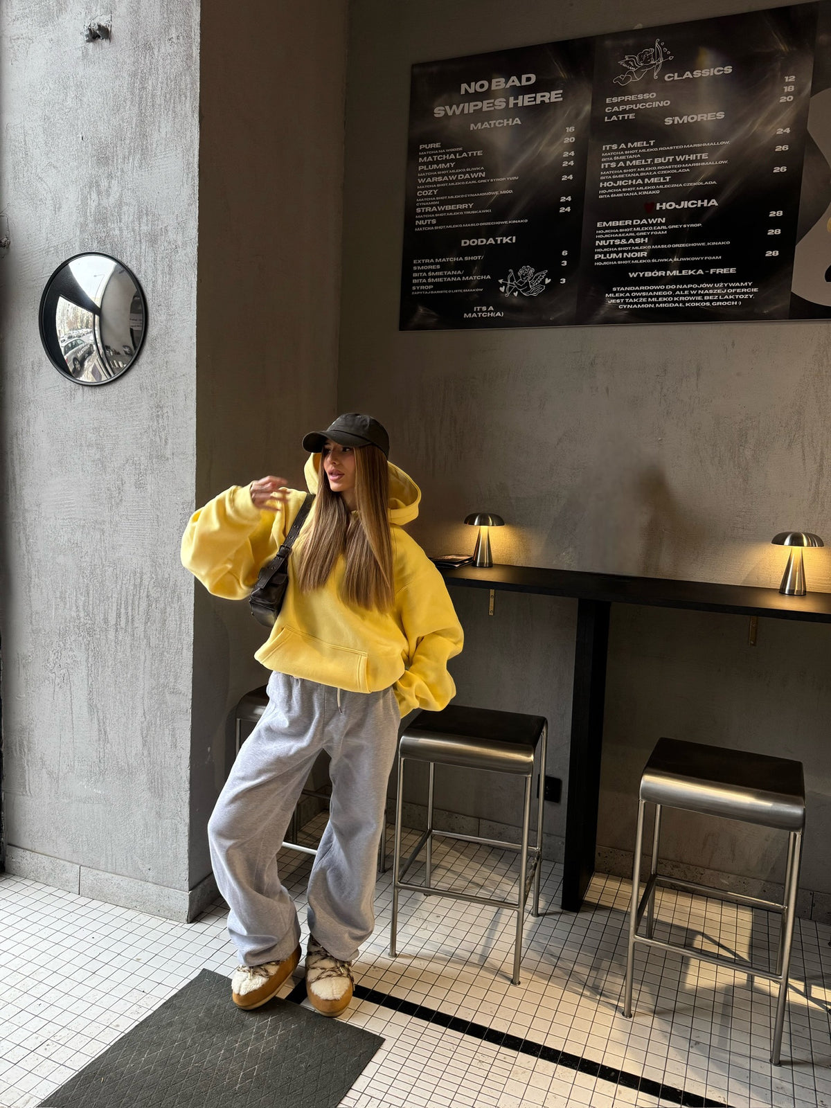 Basic Hoodie - Butter Yellow – zdjęcie w stylizacji 1