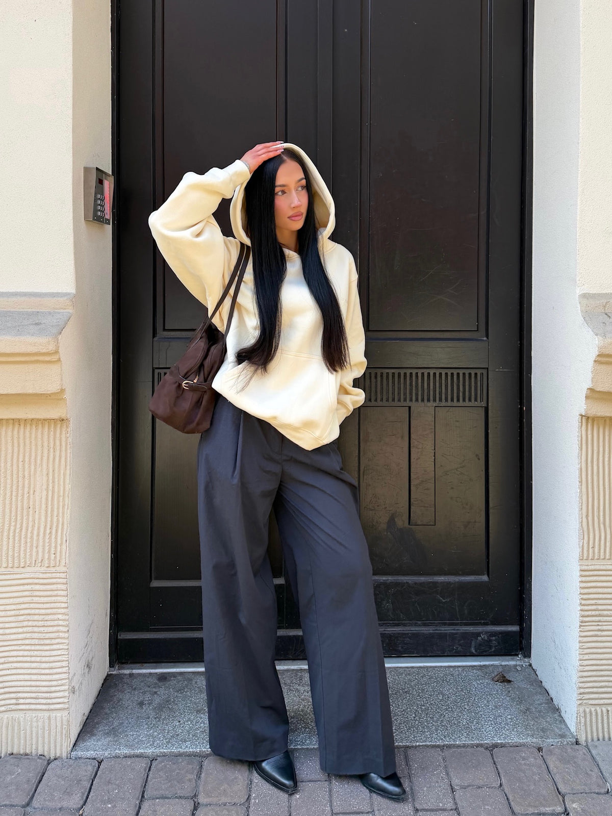 Basic Hoodie - Cream – zdjęcie w stylizacji 1