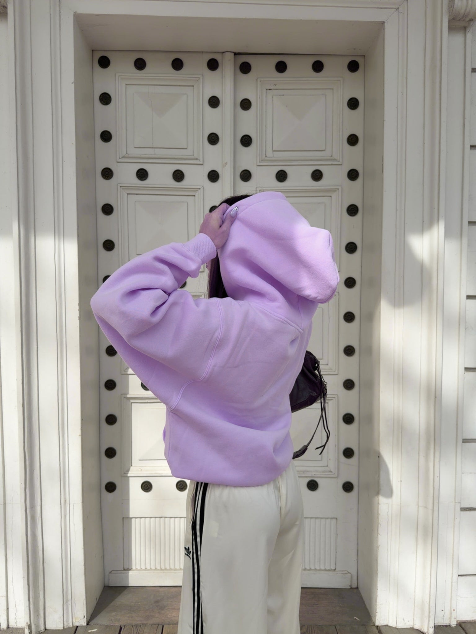 Miękka, lawendowa bluza Atrophy Soft Lavender na zdjęciu, pokazująca wygodny krój i delikatny kolor.