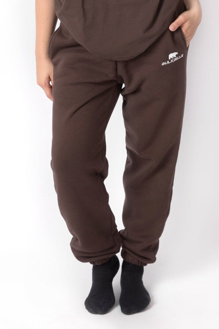 Brązowe bluzy SweatPants Atrophy o gramaturze 340Gsm, wygodny materiał i luźny krój, widoczne na zdjęciu.