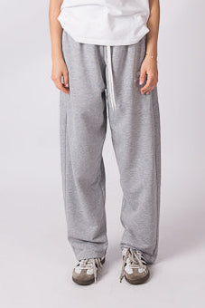 Szare bluzy SweatPants marki Atrophy o gramaturze 320Gsm, widoczne na zdjęciu, miękki i wygodny materiał.