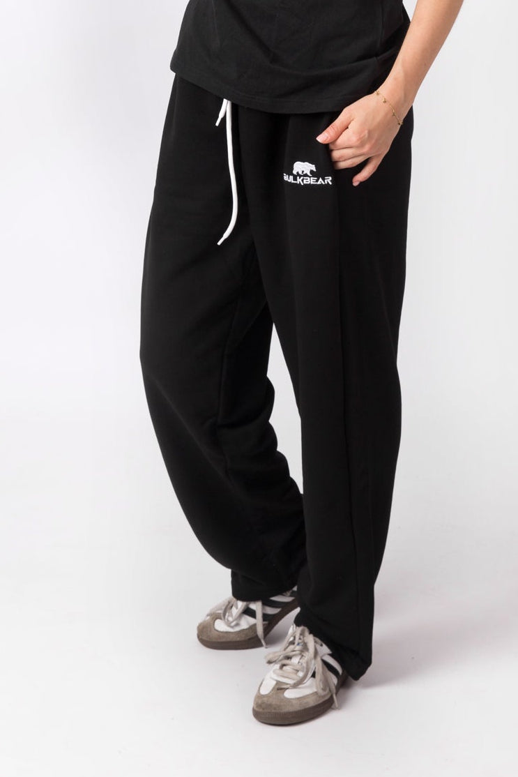 Czarne spodnie dresowe SweatPants Black320Gsm marki Atrophy, wykonane z miękkiego materiału, na zdjęciu na wieszaku.