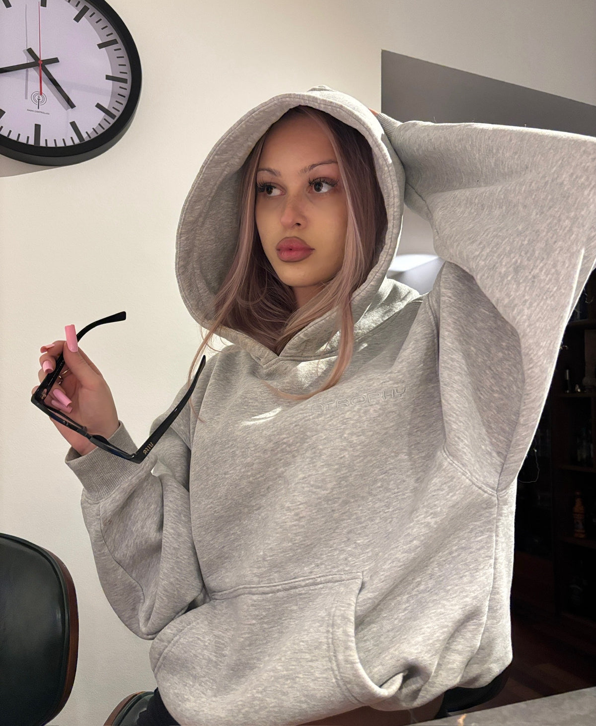 Basic Hoodie - Grey Melange – zdjęcie w stylizacji 1
