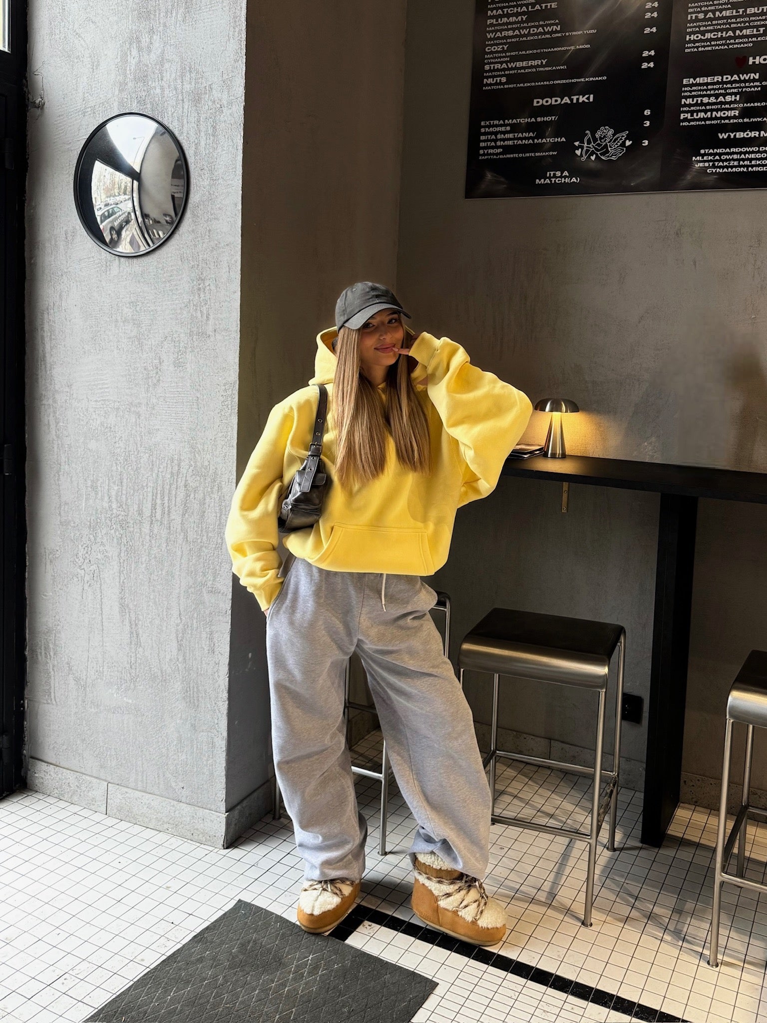 Żółta bluza Soft Butter Yellow od Atrophy, miękka i wygodna, pokazana na modelu na zdjęciu.