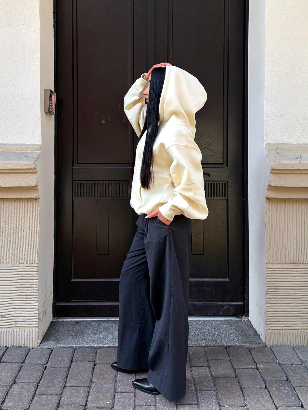 Basic Hoodie - Cream – zdjęcie w stylizacji 2